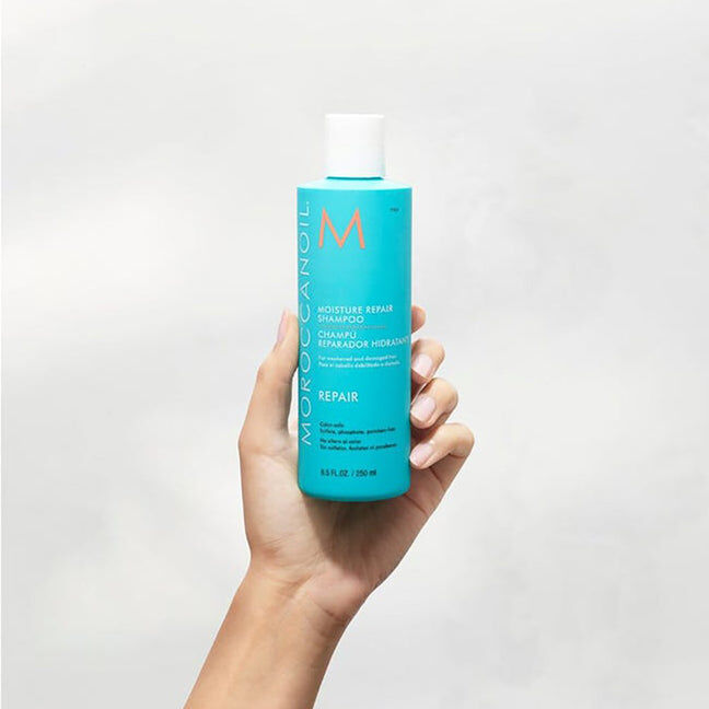 Le Moisture Repair Shampoo de Moroccanoil est conseillé pour les cheveux fragilisés ou endommagés dû à la chaleur par exemple. Il améliore la texture du cheveu.