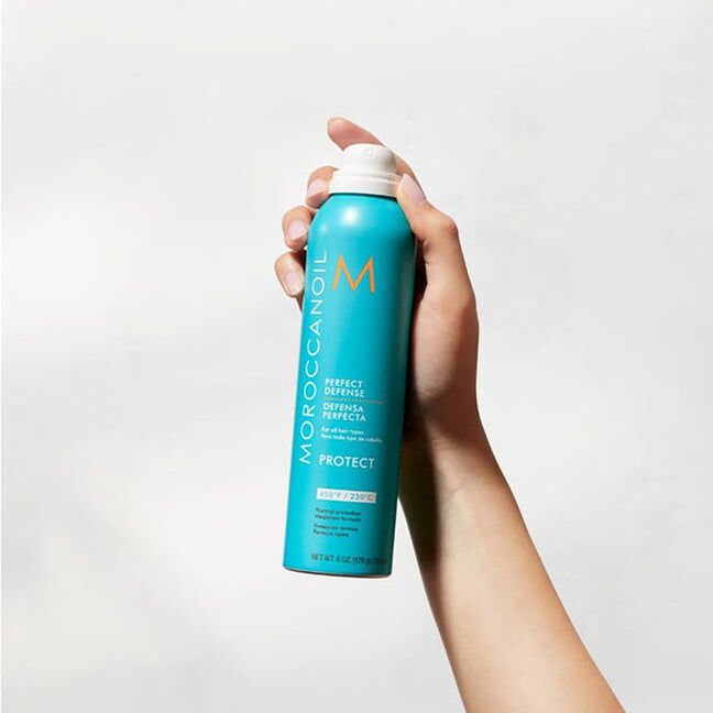 Le soin essentiel pour maintenir vos cheveux sains. Le spray Défense Absolue de Moroccanoil protège les cheveux des appareils de coiffage chauffants jusqu’à 230°C.
